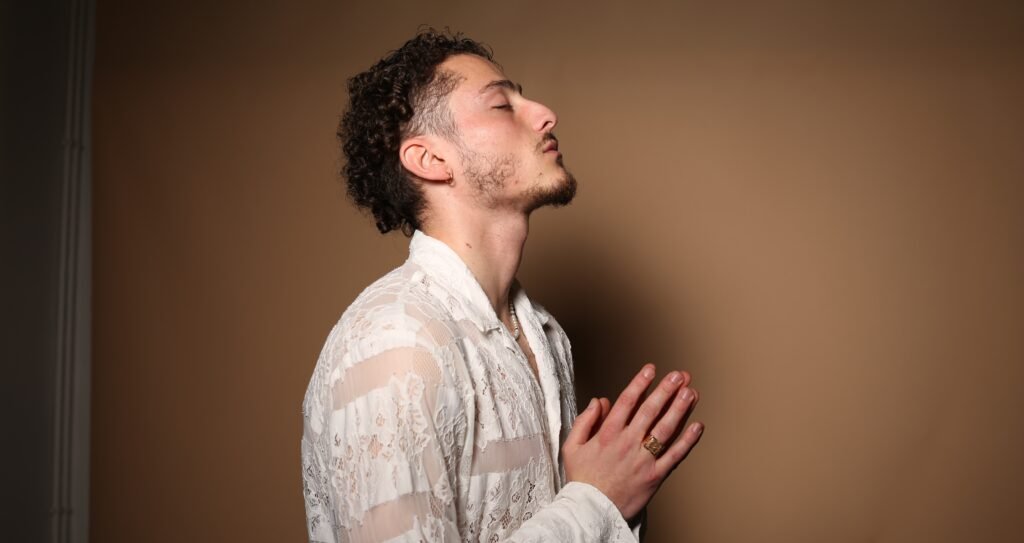 Layso Roy dévoile son nouveau clip « Rosa »