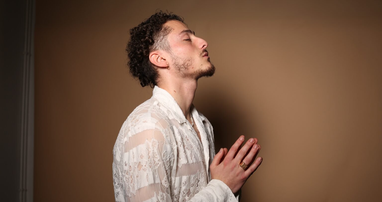 Layso Roy dévoile son nouveau clip « Rosa »